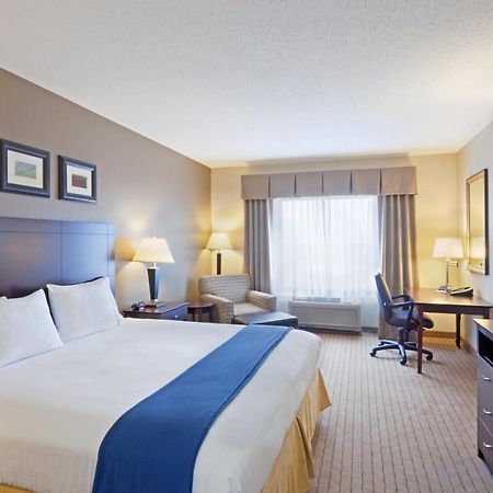 Holiday Inn Express & Suites Malone By Ihg Room photo
