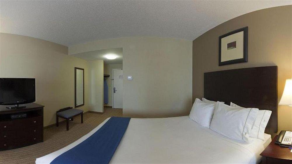 Holiday Inn Express & Suites Malone By Ihg Exterior photo