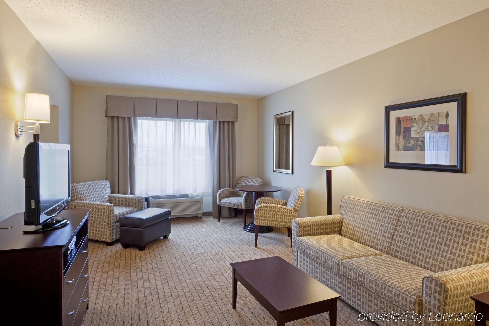 Holiday Inn Express & Suites Malone By Ihg Room photo