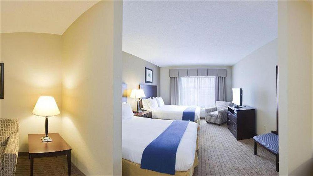 Holiday Inn Express & Suites Malone By Ihg Exterior photo
