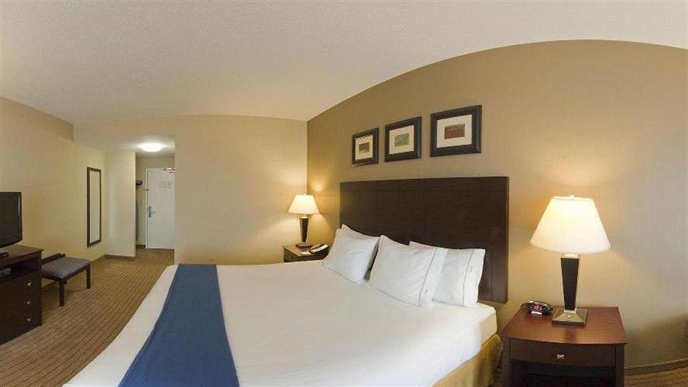 Holiday Inn Express & Suites Malone By Ihg Exterior photo