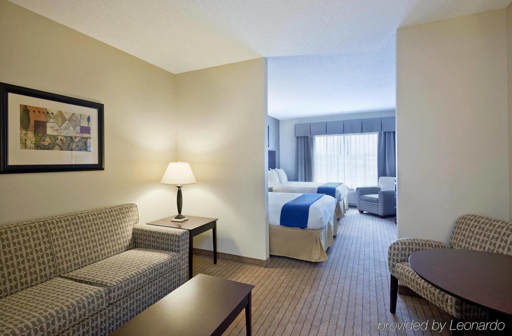 Holiday Inn Express & Suites Malone By Ihg Room photo