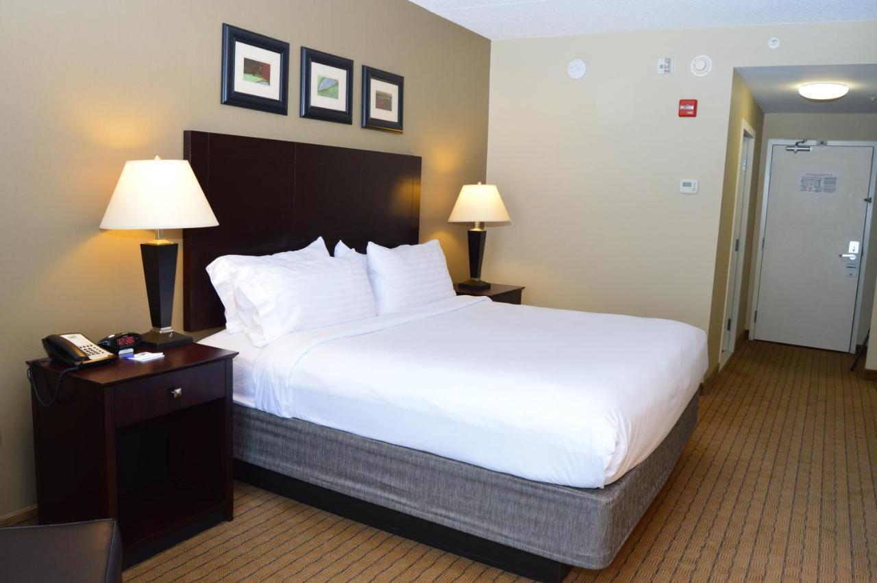 Holiday Inn Express & Suites Malone By Ihg Room photo