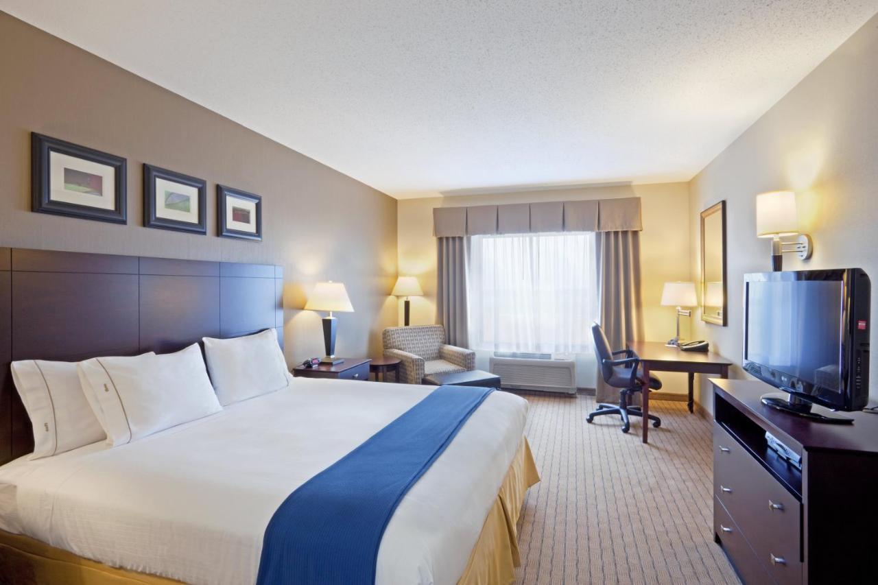 Holiday Inn Express & Suites Malone By Ihg Room photo