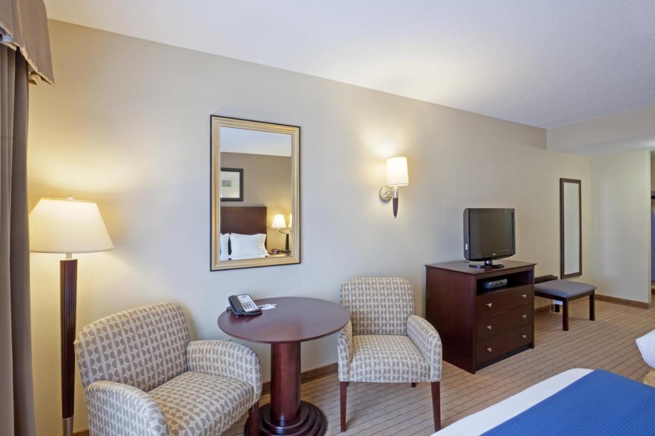 Holiday Inn Express & Suites Malone By Ihg Exterior photo