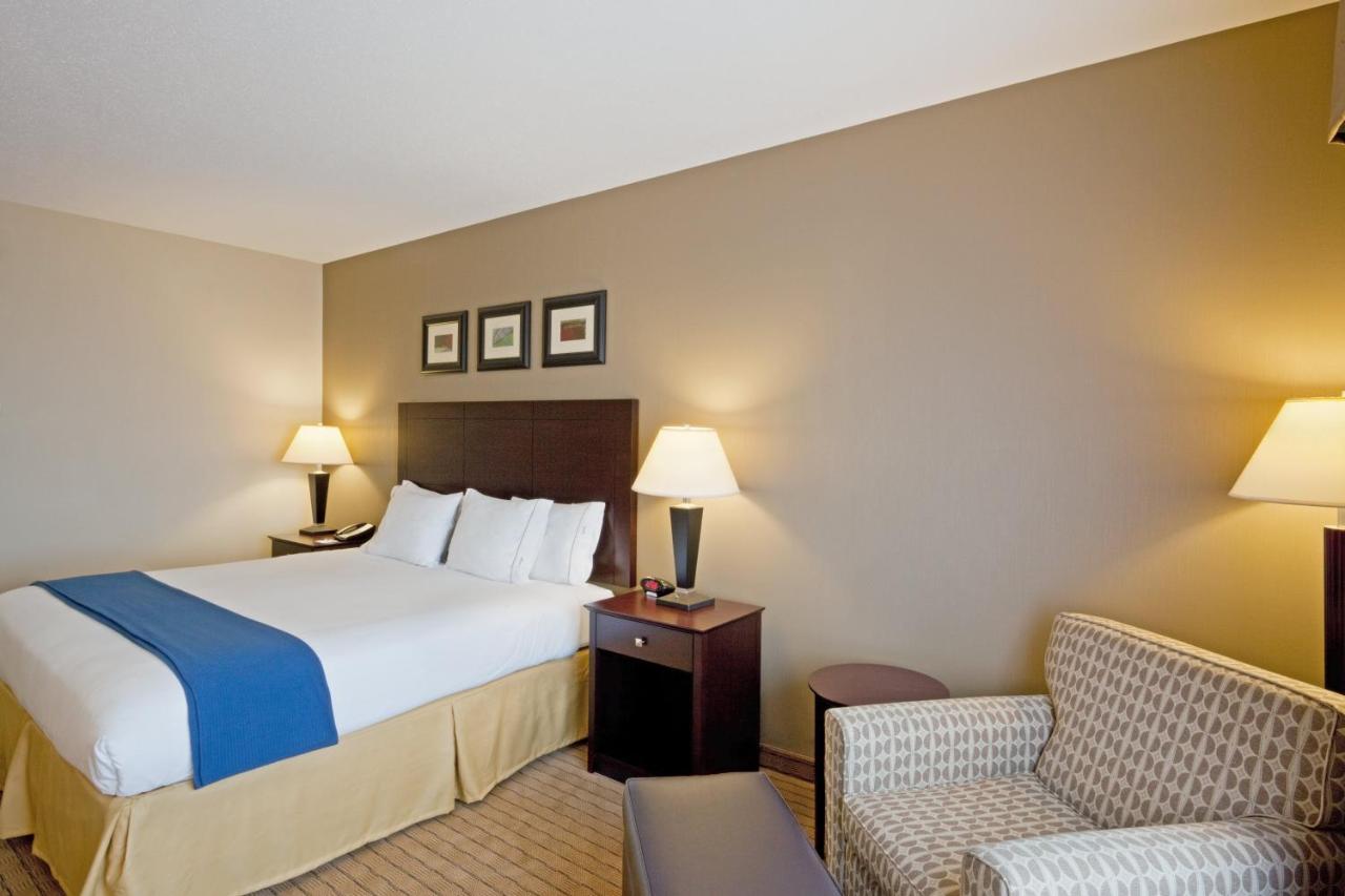 Holiday Inn Express & Suites Malone By Ihg Exterior photo