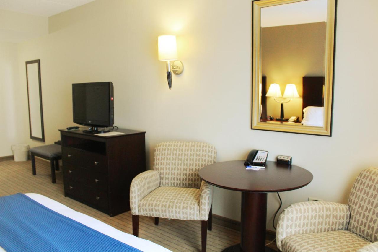 Holiday Inn Express & Suites Malone By Ihg Exterior photo